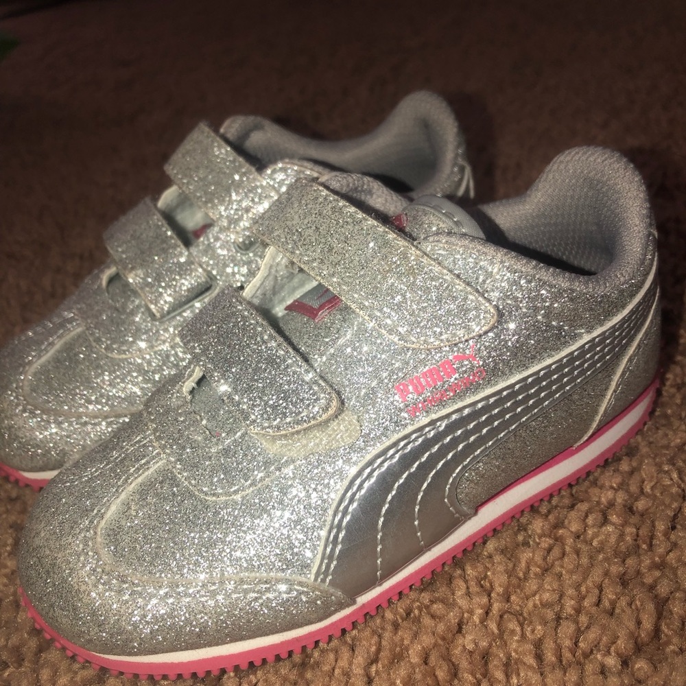 Toddler girls shoes.
